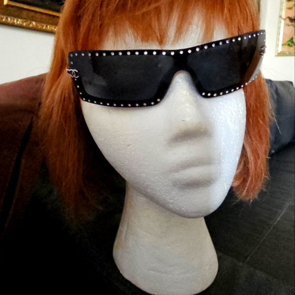 CHANEL SUN GLASSES USED - Picture 2 of 7